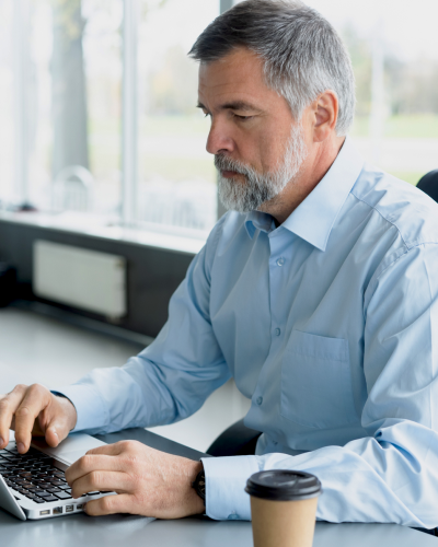 homme-devant-son-ordinateur